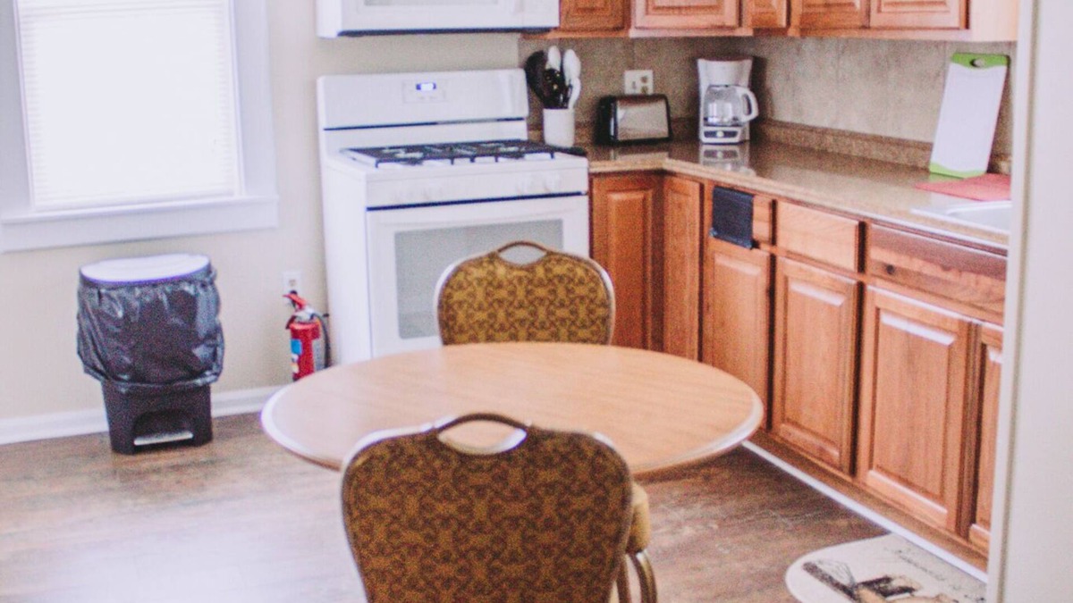Geneva-on-the-Lake Cottage | Center Strip Location|Pet Friendly|Wi-Fi|A/C|Steps from Winery & Golf Course