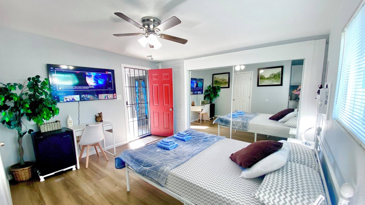 Beverly Green Bed & Breakfast | Center Vegas Casita Bedroom 4