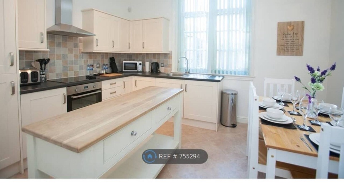 Swindon Apartment | Central 2 Bed, Parking & Private Terrace, Sleeps 6