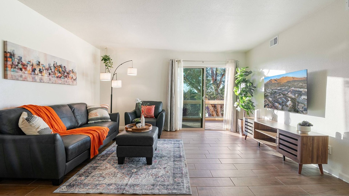 Casas Adobes Condo | Central 2bdr Gem w/King Bed