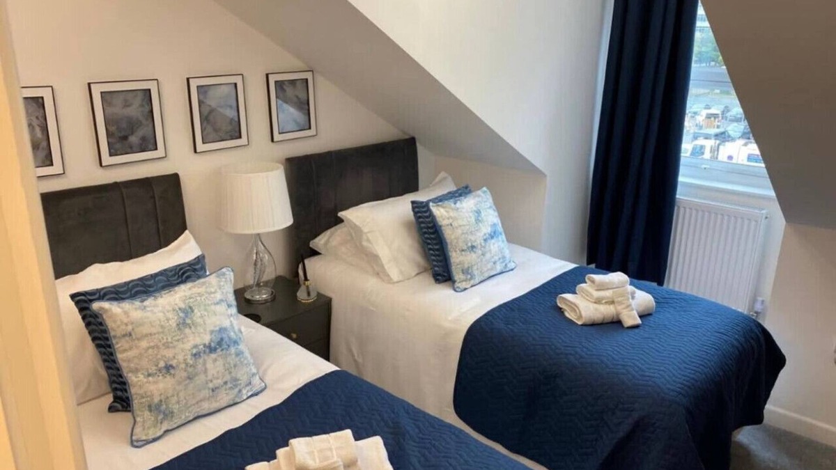Watford Apartment | Central 2BR Watford Flat 12D | Stayfolk