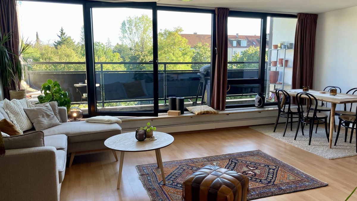 Milbertshofen Apartment | Central 3-room apartment with balcony (85 sqm) directly by the subway
