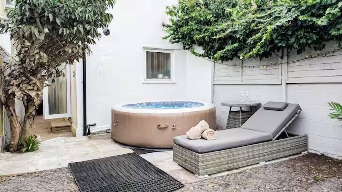 Portsmouth Apartment | Central 3BR Home with Hot Tub Sleeps 10