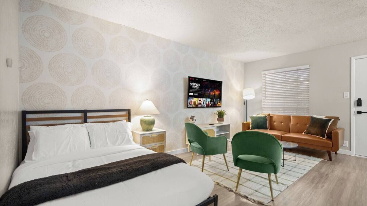 Hyde Park Apartment | Central and Cozy condo close to Downtown and University