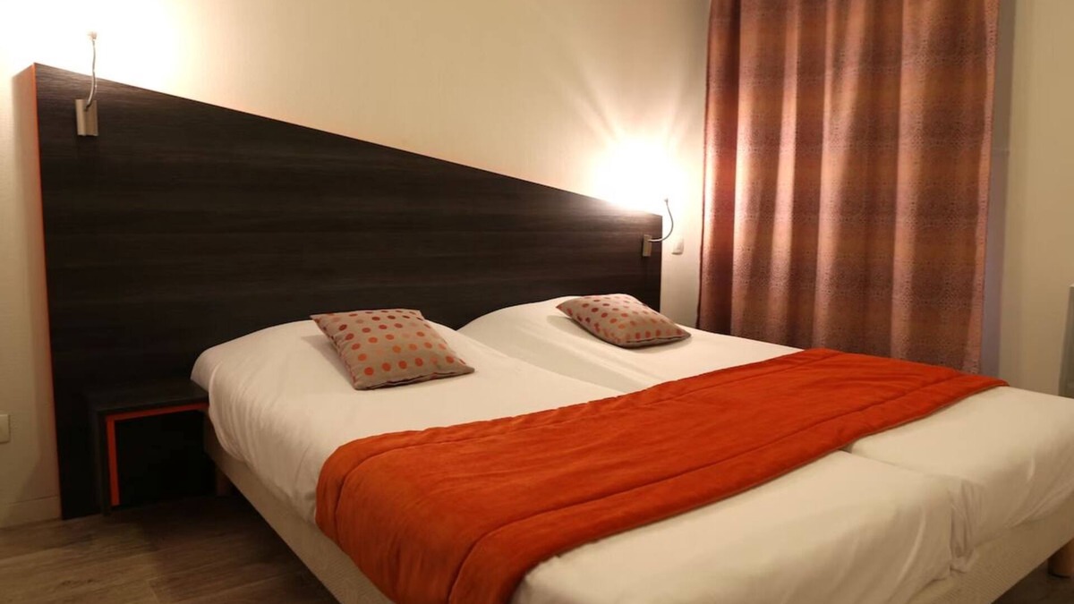 Chevilly-Larue Hotel | Central Apartment w/Kitchenette: Near Tramway for Easy Commute