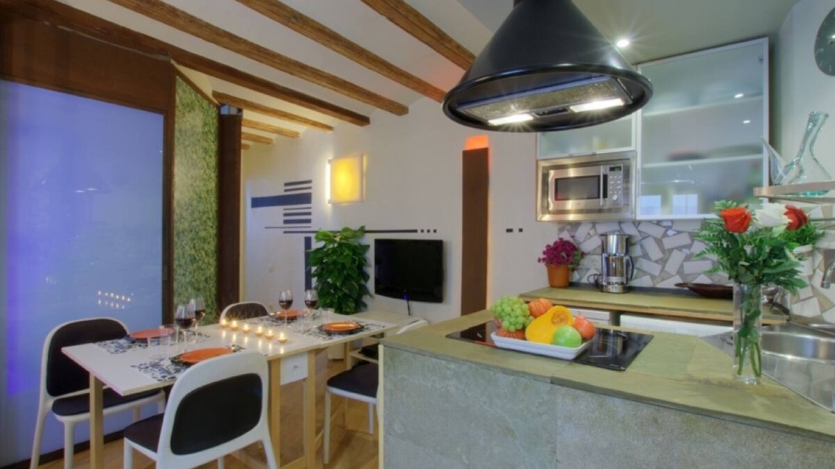 Esquerra de l'Eixample Apartment | Central apartment 5 min.Ramblas next to the Mercat Sant Antoni.well communi