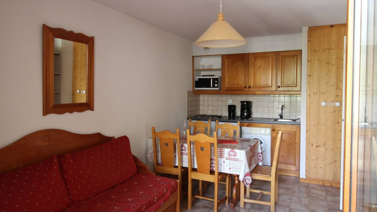 Lanslevillard Apartment | "Central Apartment for 5, Near Slopes, Balcony, Parking, and Free Wi-Fi"