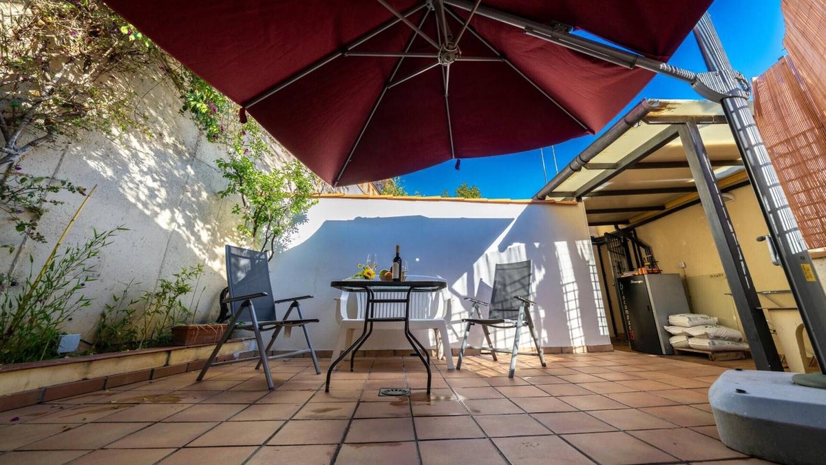 Genil Apartment | 'Central Apartment Granada' with Shared Terrace, Wi-Fi and Air Conditioning
