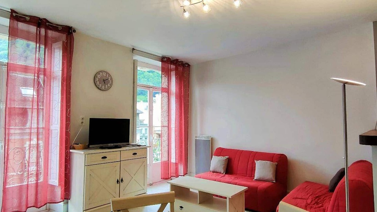 Cauterets Apartment | Central Apartment in Cauterets - 1 Bed, 2 BZ Sofas, Fully Equipped Kitchen, Free Parking