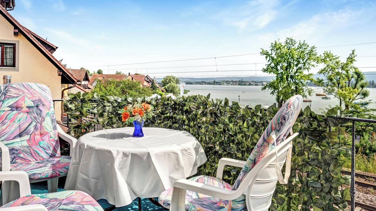 Allensbach Apartment | Central Apartment “Reichenaublick” on Lake Constance with Lake and Mountain Views