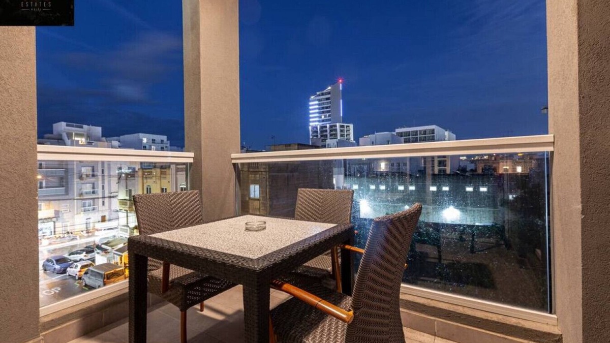 Gzira Apartment | Central APT w/billiard, working desk & Super WIFI
