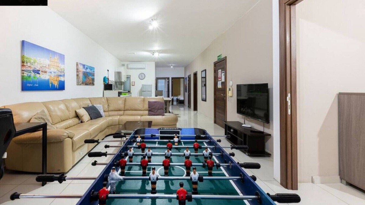 Gzira Apartment | Central APT w/table soccer, working desk & WIFI