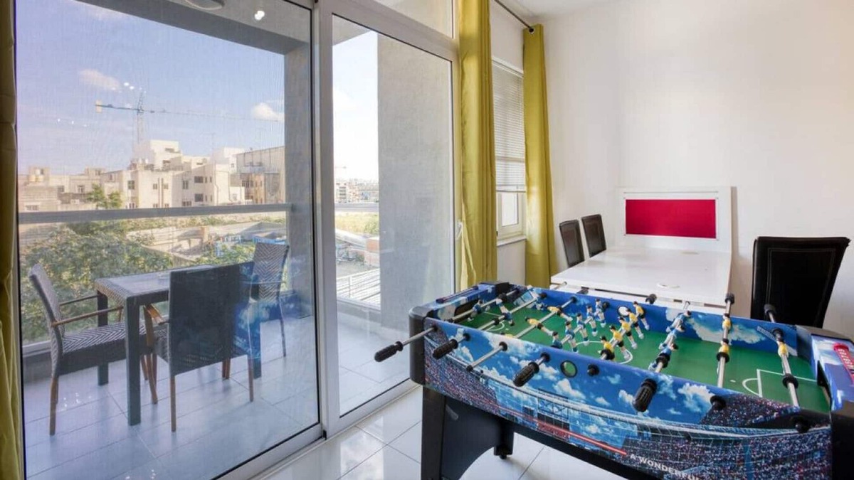 Gzira Apartment | Central APT w/table soccer, working desk & WIFI
