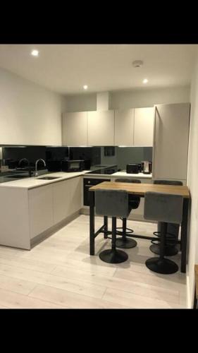 Camberley Apartment | Central Camberley Apartment - Parking - Garden