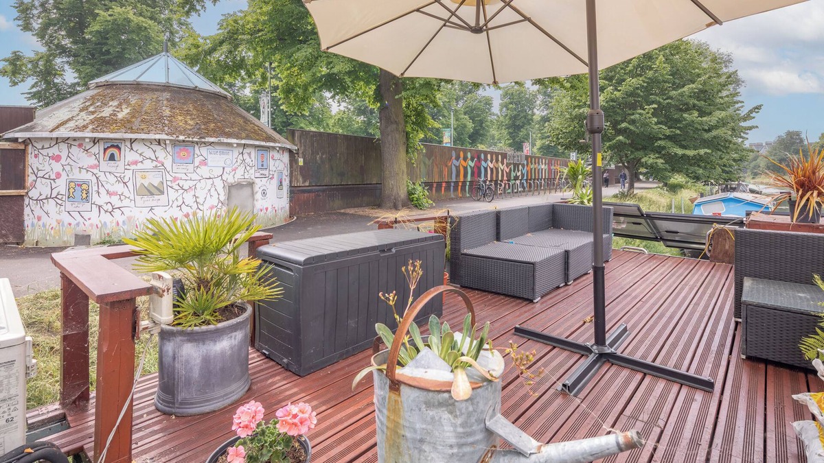 Cambridge City Centre Boat Rental | Central Cambridge Modern Solar Houseboat