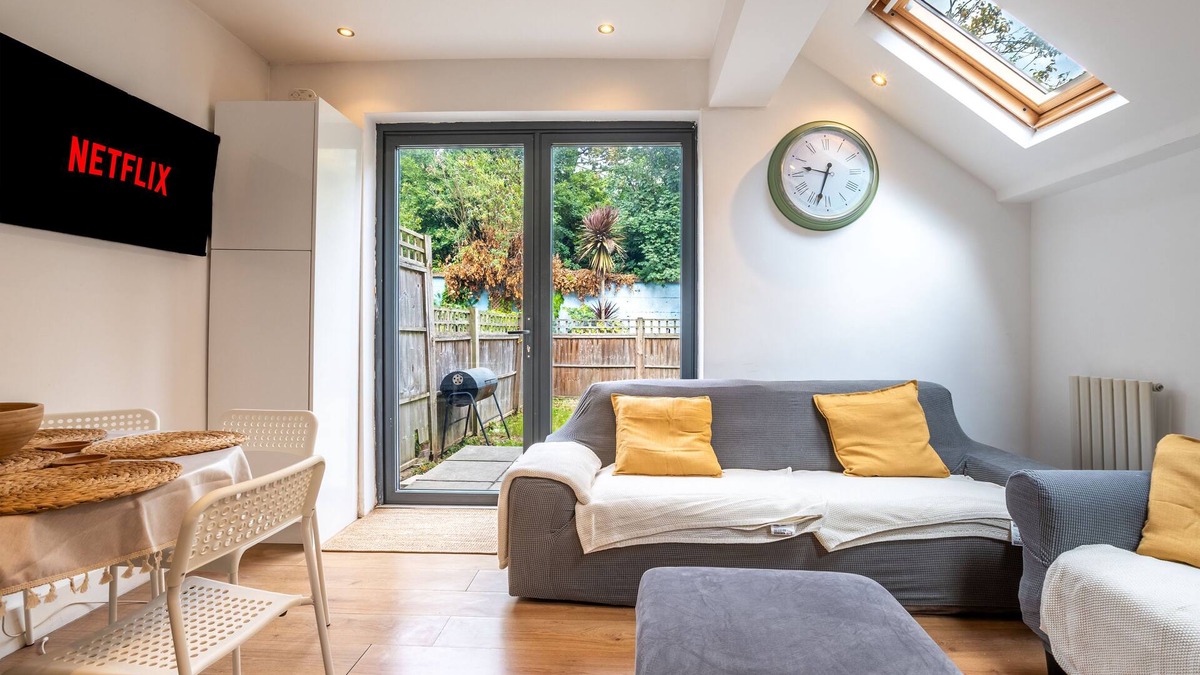 Turnham Green House | Central Chiswick 3Bed - Garden, WiFi & Tube Links