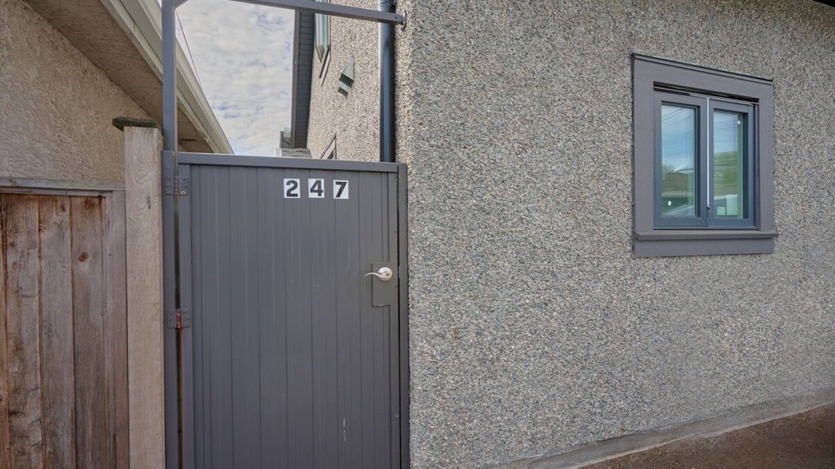 Sunset House | Central Coach house in heart of Vancouver.