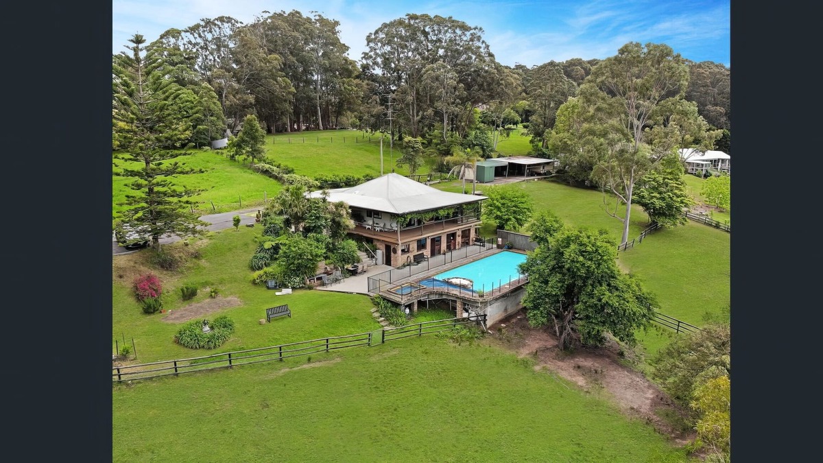 Glenning Valley House | Central Coast Alpaca Farm Stay - On 5 secluded acres with pool