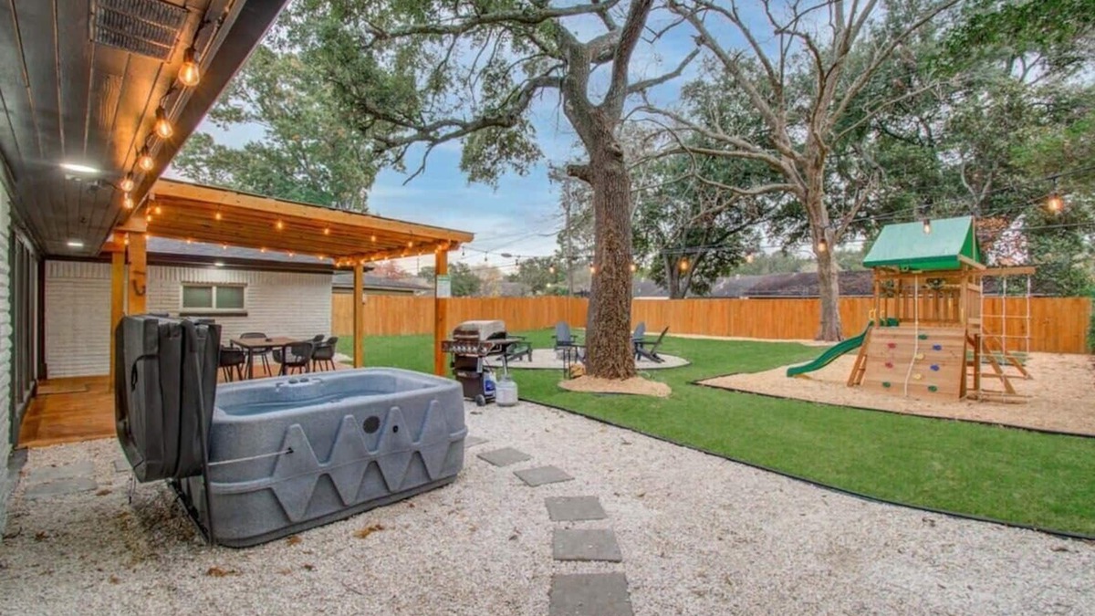 Houston House | Central Convenience x Modern Luxury - Heart of Houston