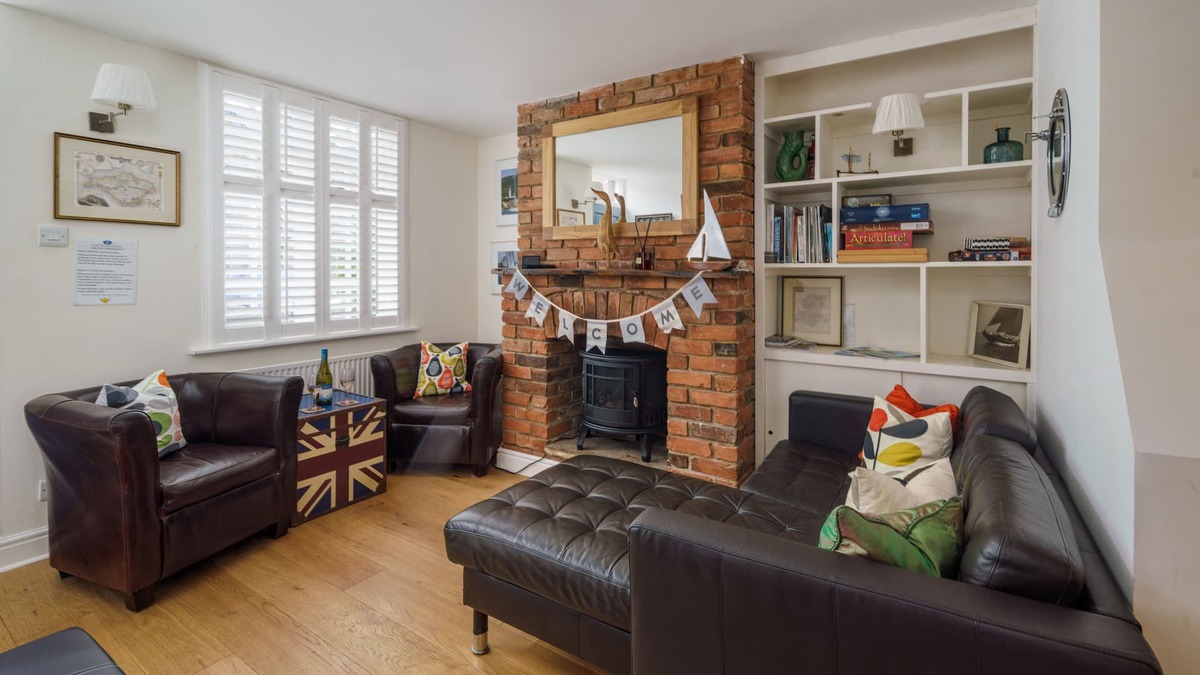 Cowes Cottage | Central Cowes Victorian Cottage. Sunny Garden, 2 baths, Ferry Discount STA.