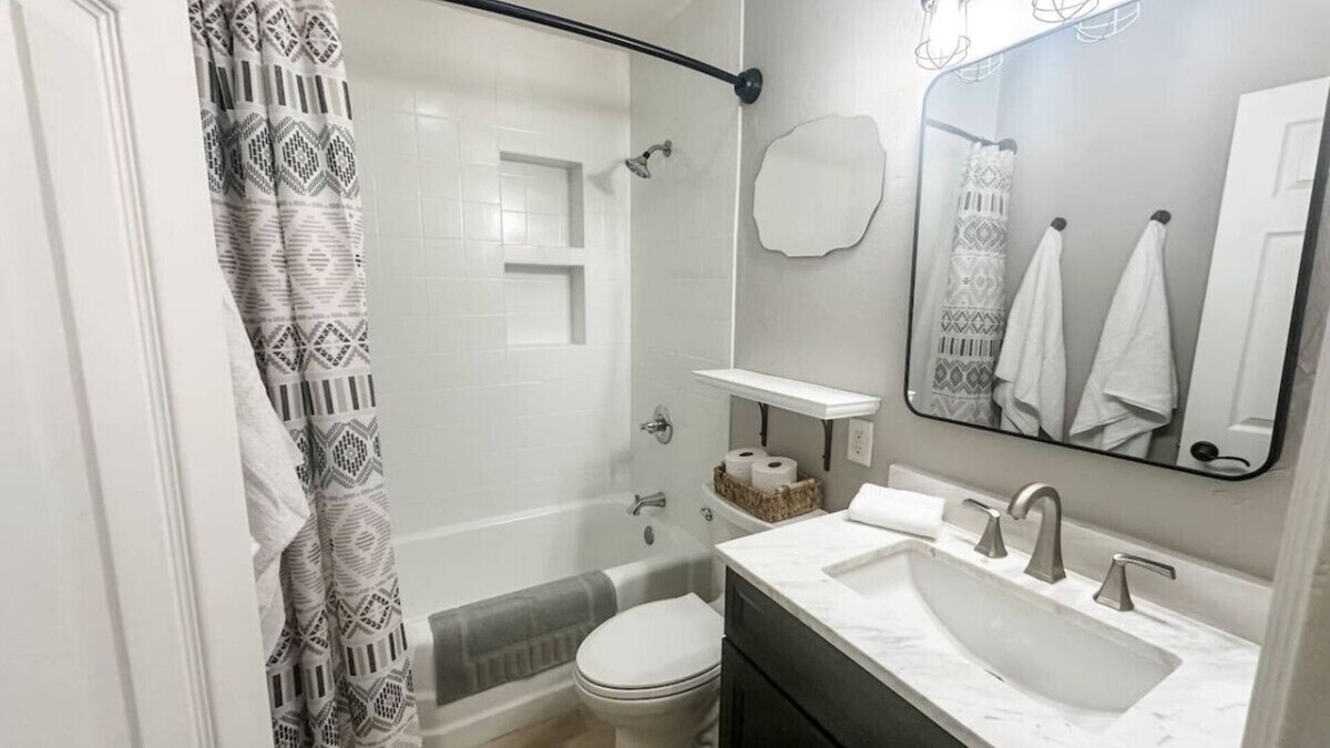 Rosemont West House | Central /Cozy/3 BR 1 BA/Fenced Yard/Carport