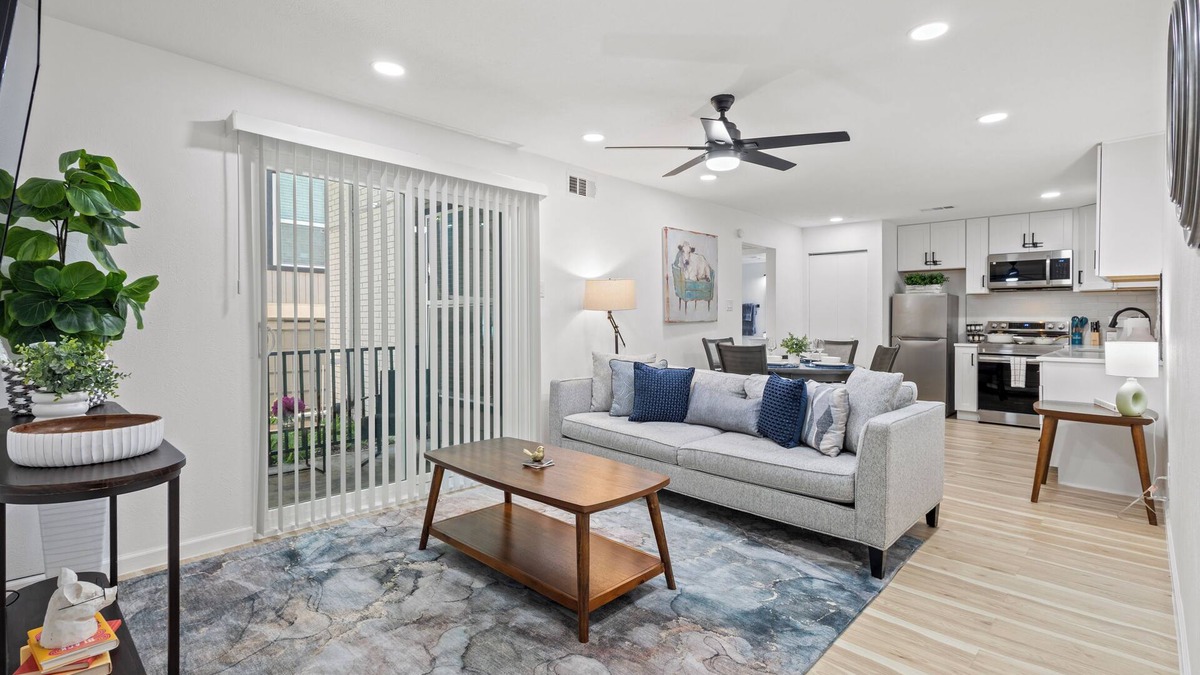 Dallas Apartment | Central Dallas stay/Pool/Gym/Med district/Oaklawn