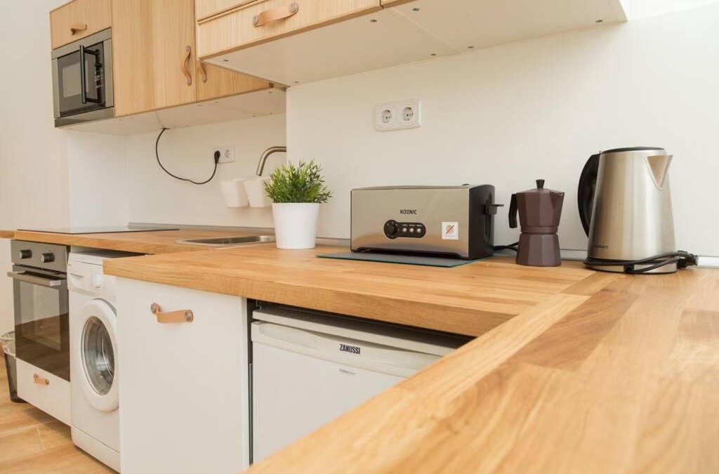 Belso-Ferencvaros Apartment | Central Danube 3BR, 2 Bathr Quiet Apt at Market Hall