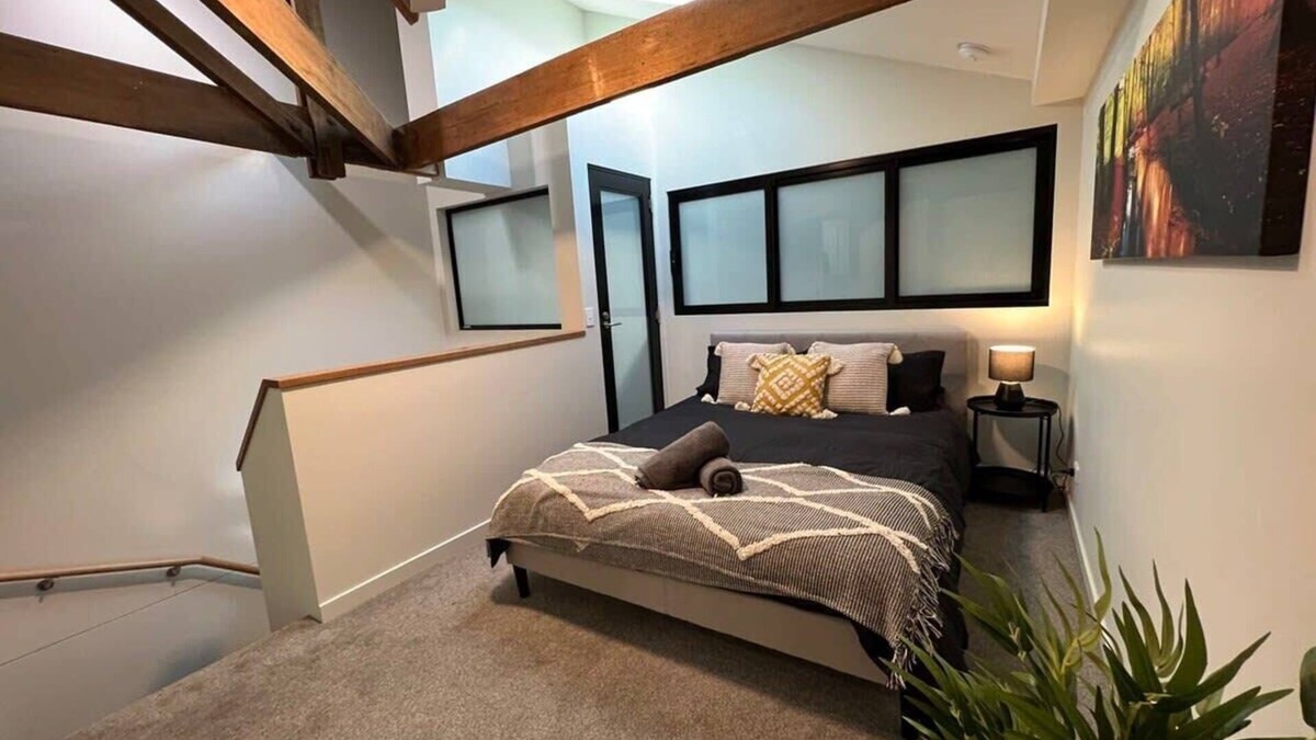Devonport Apartment | Central Devonport 1 Bedroom Loft Apmnt & Aircon