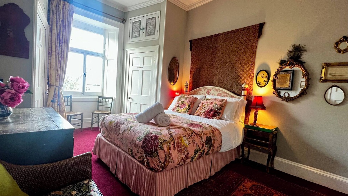 Edinburgh Apartment | Central Georgian Home with Parking, Art and Antiques