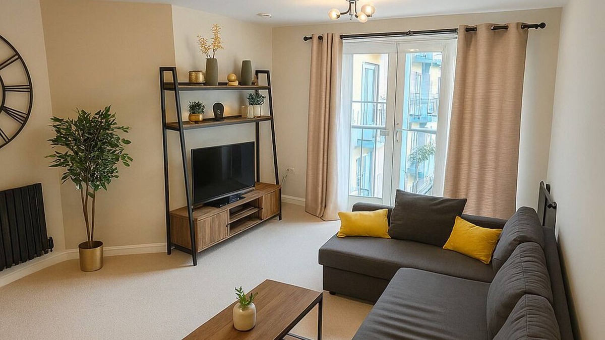Hatfield Apartment | Central Hatfield | Free Parking | Sleeps up to 4 | With Balcony