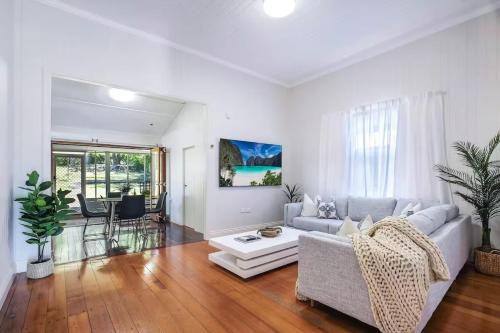 Milton House | Central Haven Milton 4BR Sleeps 10