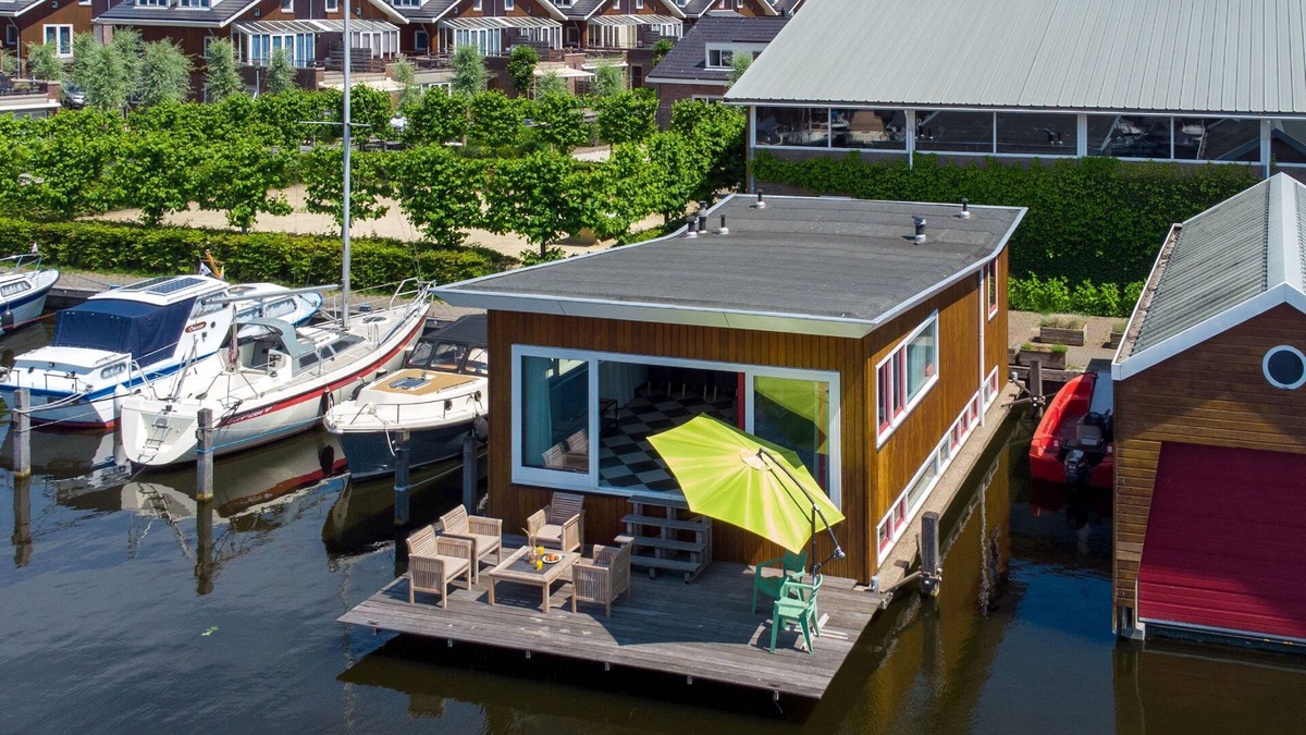Municipality of Uitgeest Boat Rental | Central houseboat on lake, near beach & cities