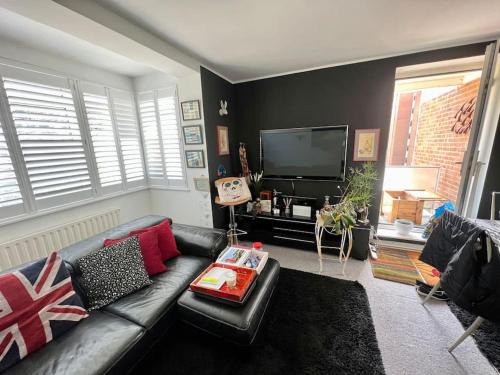 Hove Apartment | CENTRAL HOVE Large 2 bedroom Private residence with PARKING & BEACH HUT