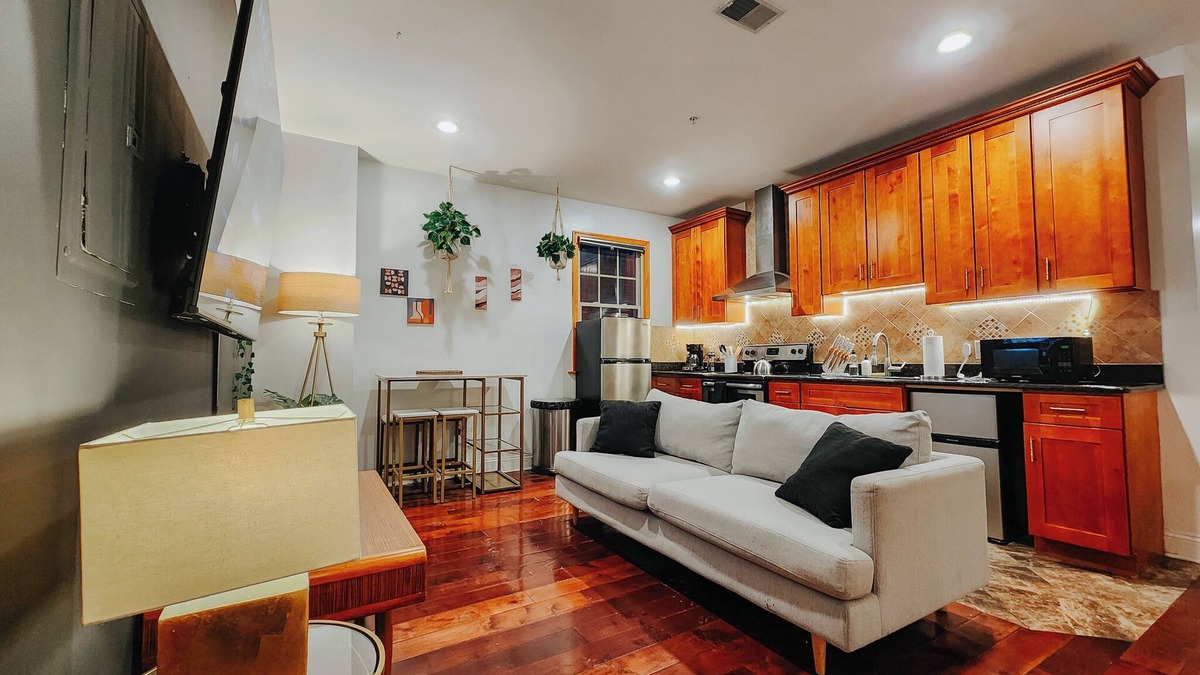 Gayborhood Apartment | Central/King Bed/4 En-Suite Bathrooms/65" TV