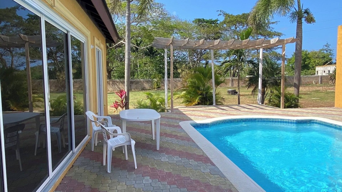 Runaway Bay Apartment | Central located apartment. Beach, pool and parking access. Pet friendly