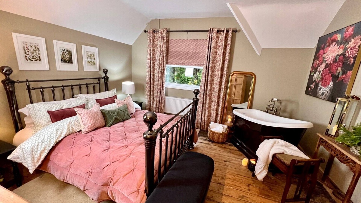 Merthyr Tydfil House | Central Location | Roll Top Bath | Free Parking
