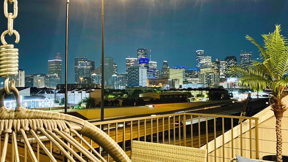 South Central Houston House | Central Location! 5 minutes to Downtown with GARAGE/Gated Community