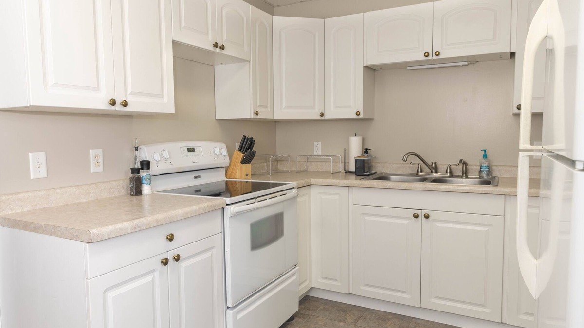 Superior House | Central Location! Cozy 4BR + Backyard | Smart TV