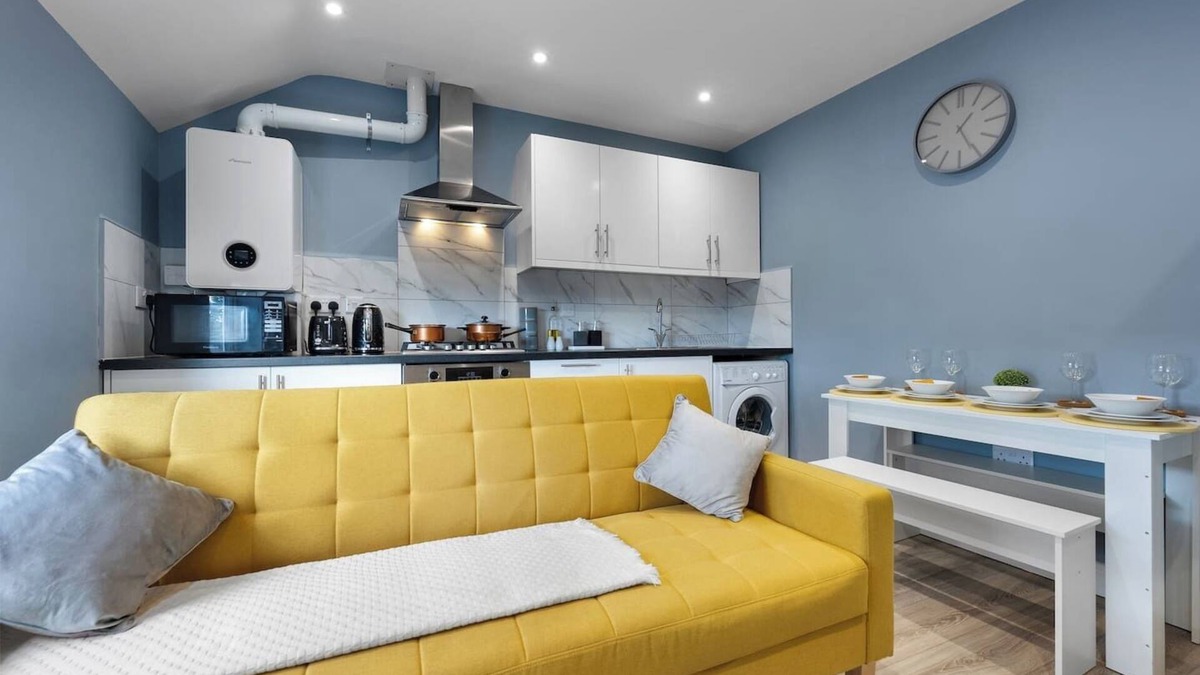 Bedford Apartment | Central Location I King Size Bed | Work stays