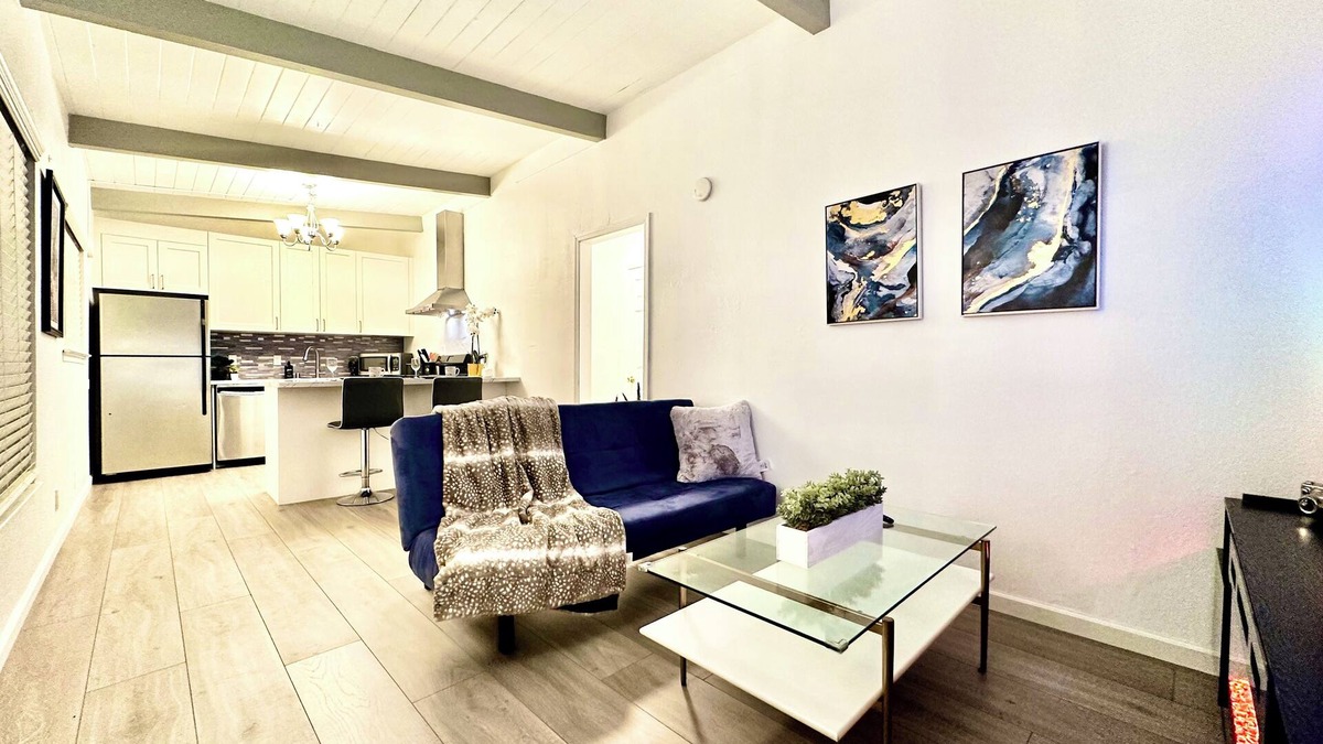 Broadway - Palmhaven House | Central Location + Parking + AC + Kitchen + Wi-Fi 6