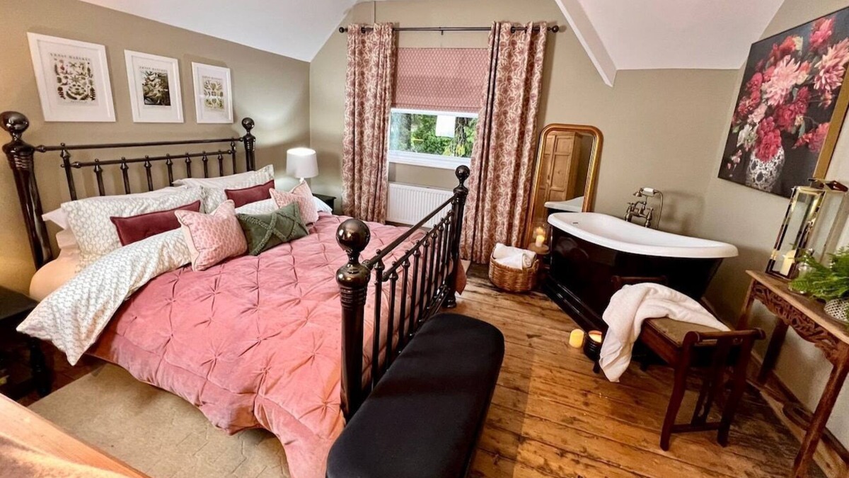 Merthyr Tydfil Apartment | Central Location | Roll Top Bath | Free Parking