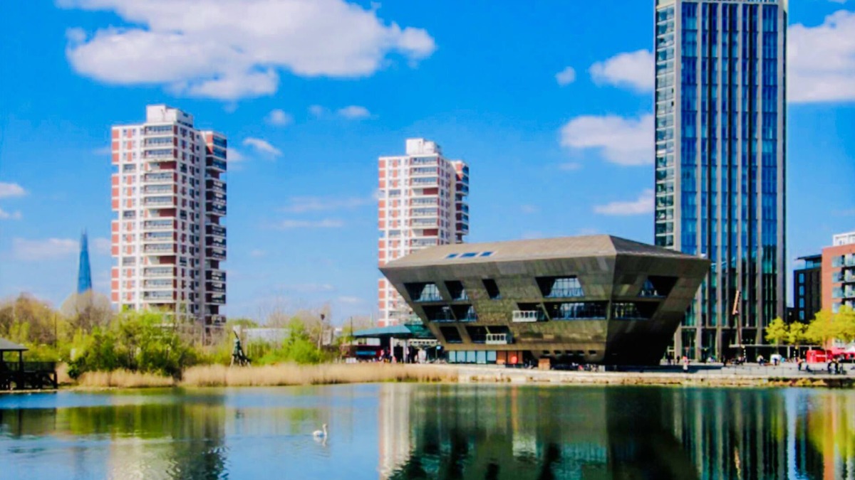 Surrey Docks Apartment | Central london flat with River views & Balcony