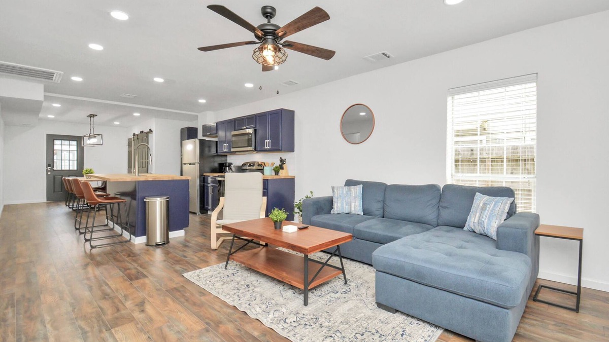 MacGregor House | Central Luxe Retreat - Sleeps 8 - Free Parking