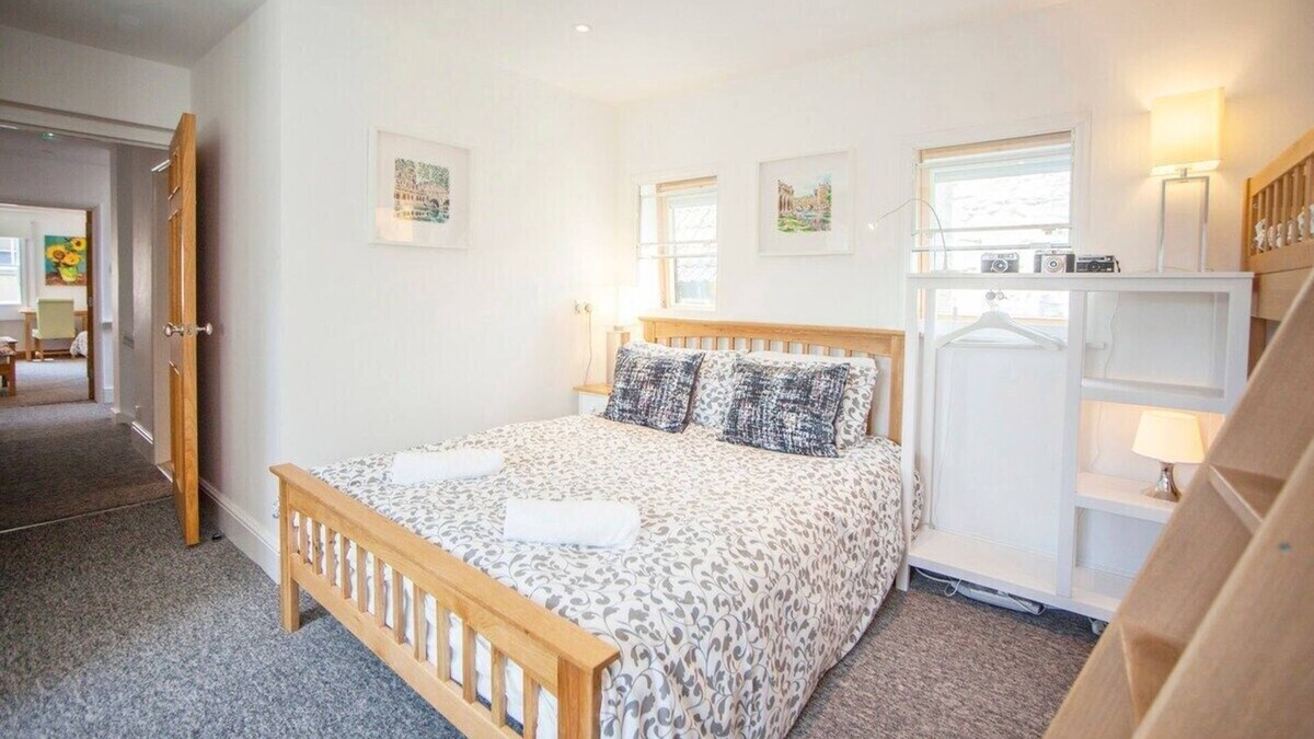 Bath Apartment | Central Maisonette w/Roof Terrace (BSM)