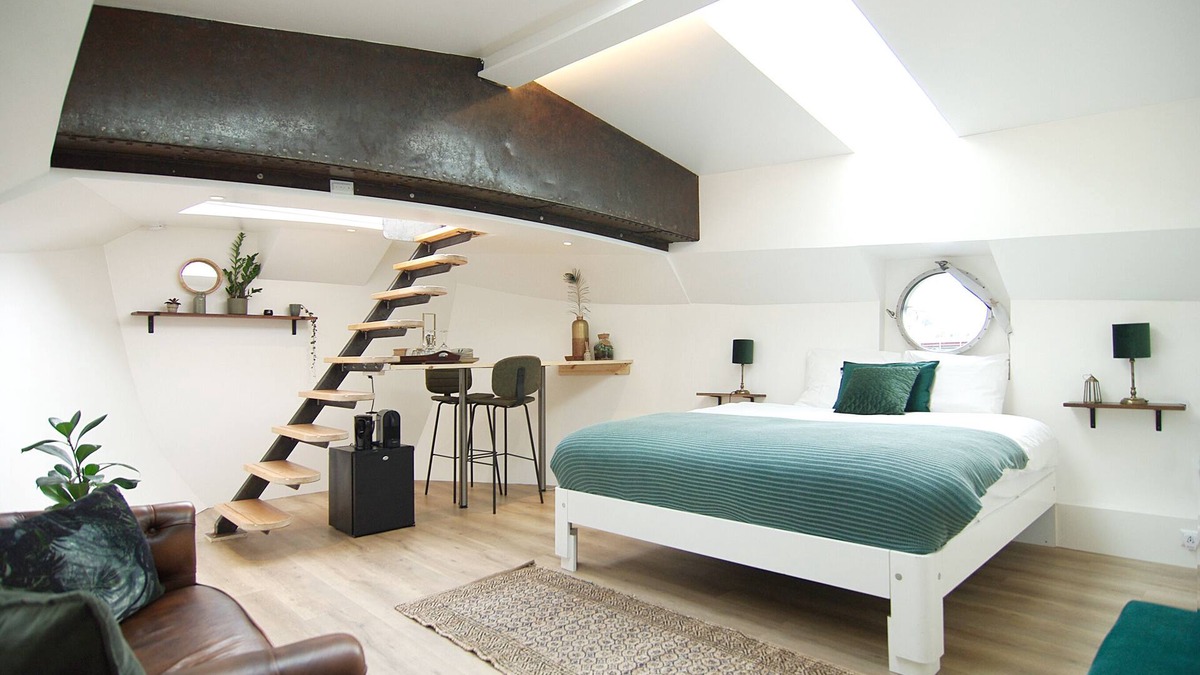 Spaarndammer en Zeeheldenbuurt Boat Rental | Central & Modern Eco-Houseboat 10 min walk to center
