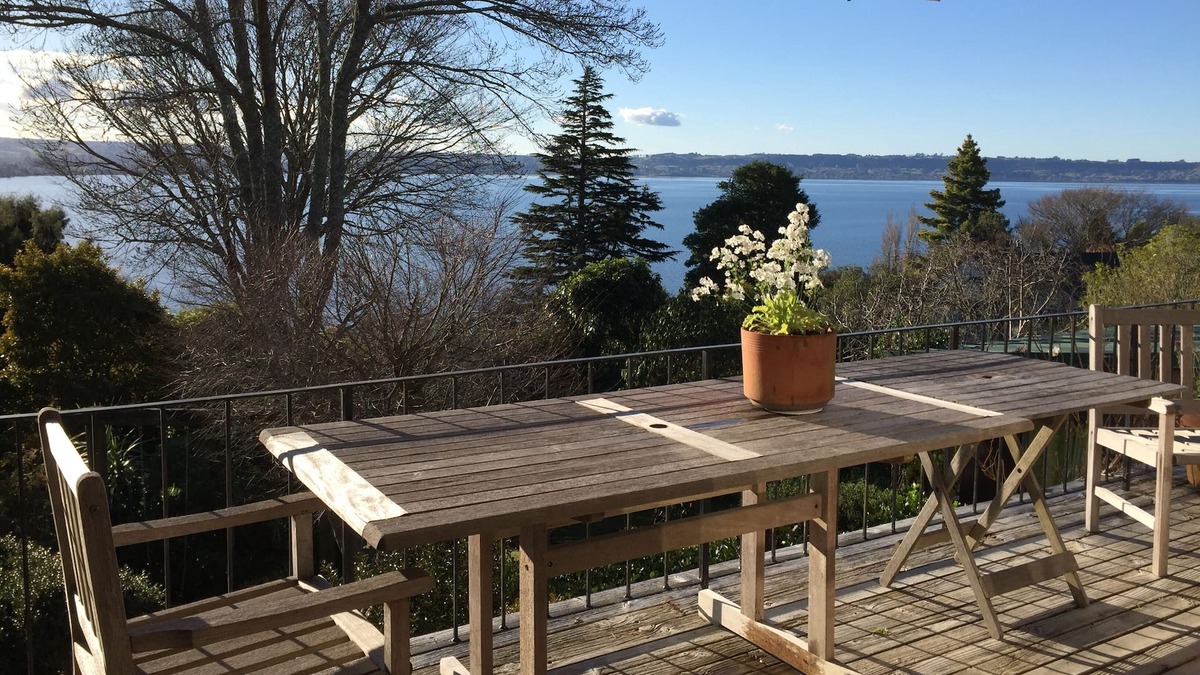 Kawaha Point House | CENTRAL, MODERN, MAGNIFICENT LAKE VIEW, 3 BATHROOMS. SLEEPS 10. PET FRIENDLY.