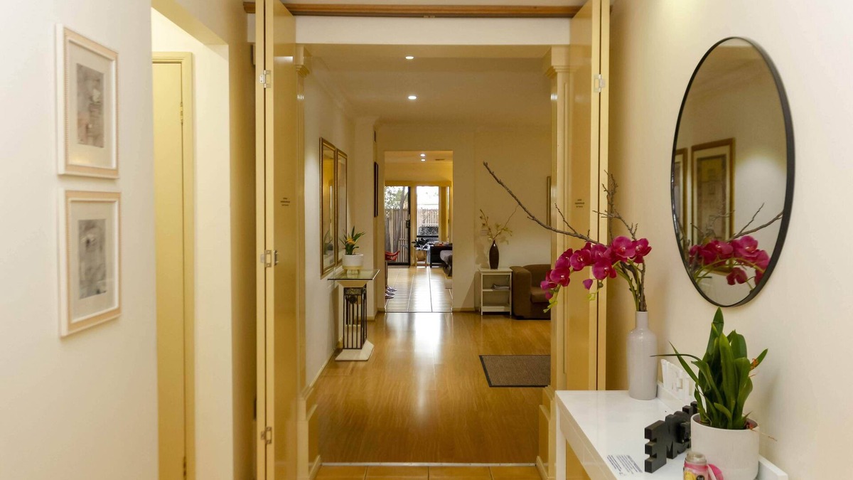 Sunshine North House | Central & Perfect Stay for WorkCrews & Families Long-Stay discount.