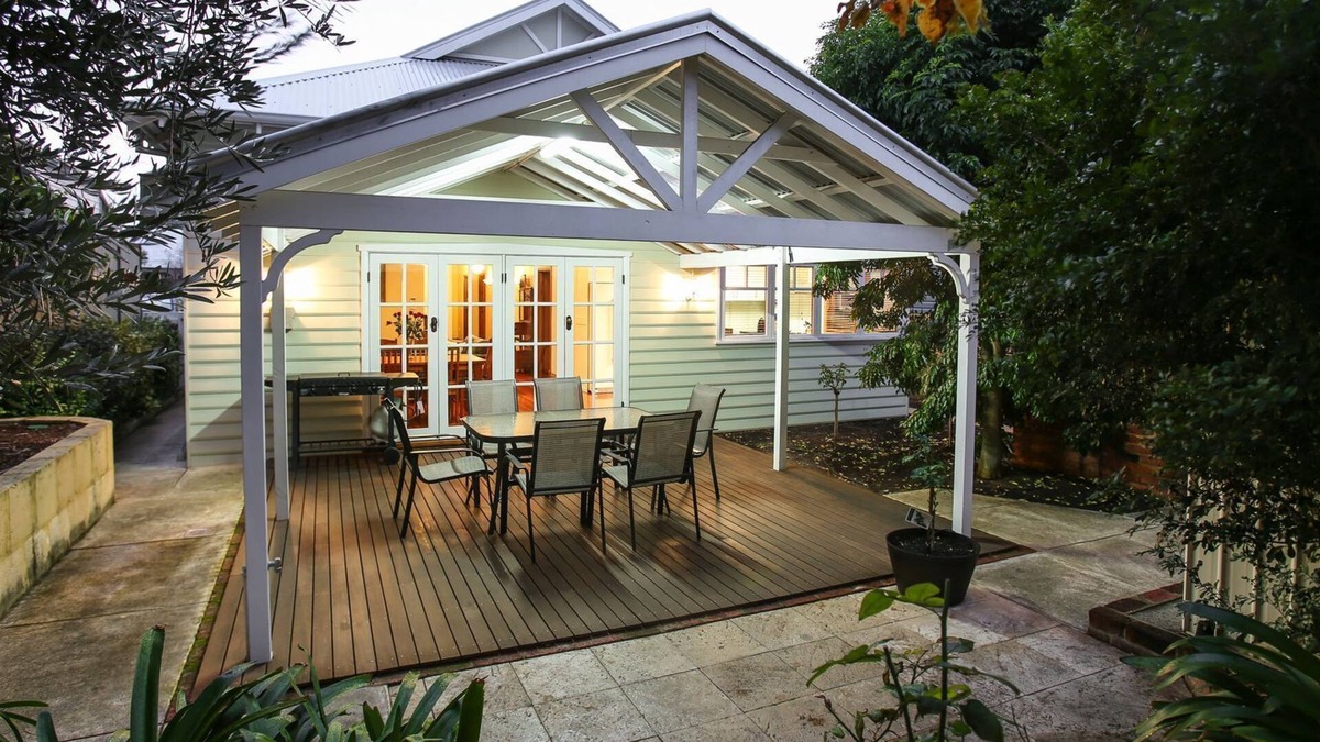 East Victoria Park House | Central Perth Short Stay - suits families and close to cafe strip