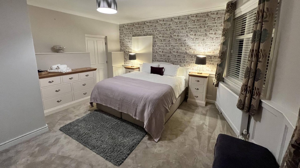 Dorchester House | Central Quiet home, large rooms with with parking