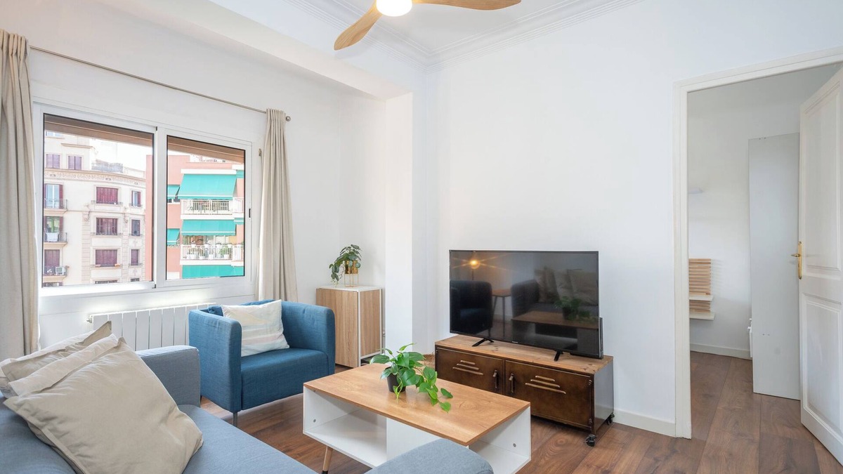 El Poble-sec Apartment | Central Renovated 3ext. bedrooms, 2 bath. Lots of natural light. Family friendly